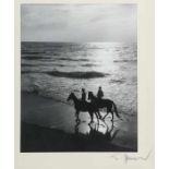 Bauer, Erich Karlsruhe 1908 - 1984 ebenda, deutscher Fotograf. "Paar am Strand in den