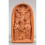 TONRELIEF MIT KREUZIGUNGSSZENE17x9,5cmA CLAY RELIEF WITH CRUCIFIXION SCENE17x9.5cm