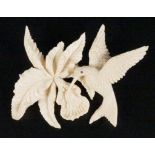 ELFENBEINBROSCHEKolibri an einer Blüte. Geschnitzt. Ca. 5,5x8cmAN IVORY BROOCHHummingbird on a