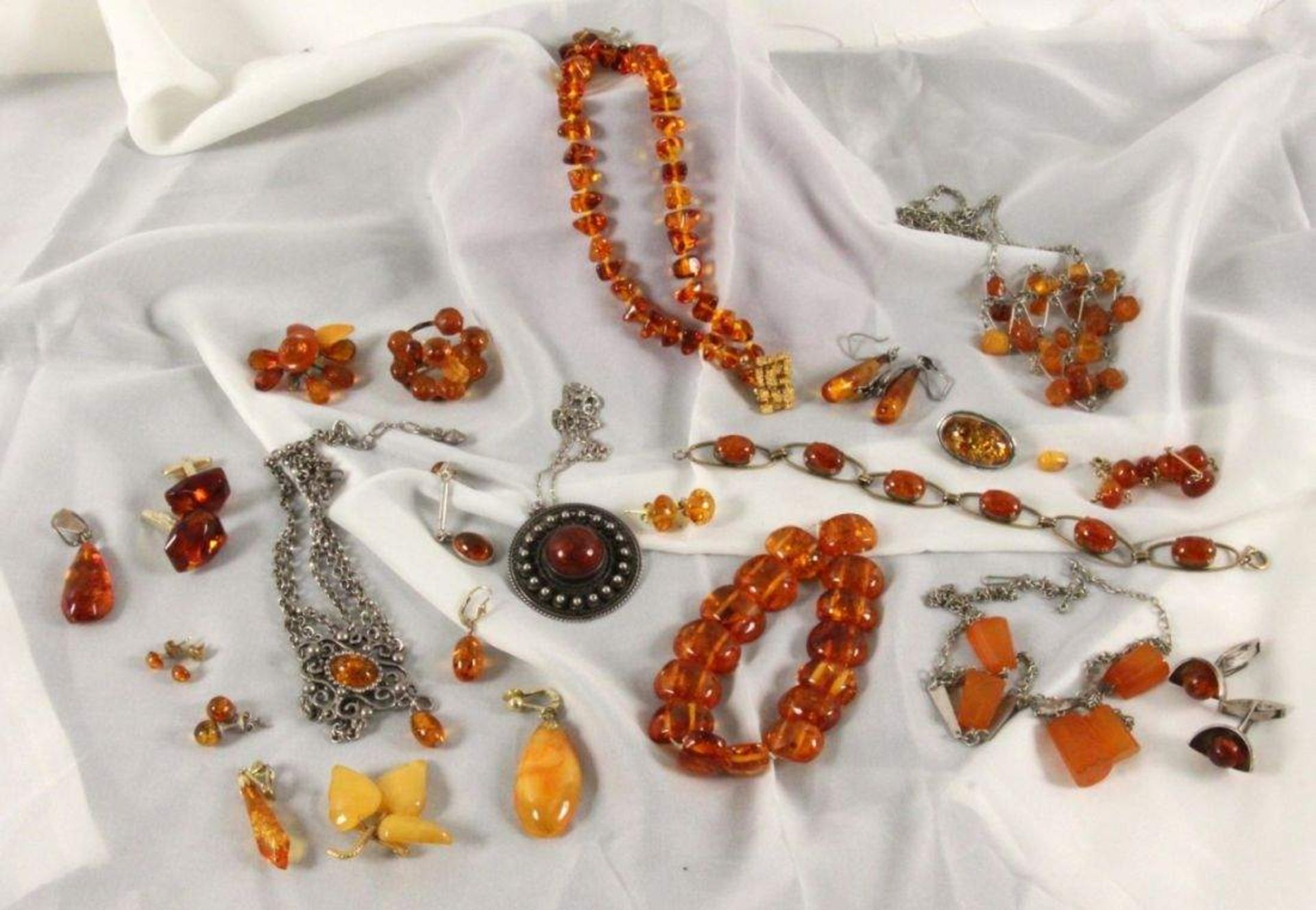 LOT VON 23 TEILEN BERNSTEINSSCHMUCKmit Metallfassungen. zus. ca. 200gA LOT OF 23 AMBER JEWELLERY