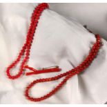 2 KORALLENKETTEN UND KORALLENBROSCHEL.(Kette) je ca. 44cm. Brosche ca. 7cm2 CORAL NECKLACES AND A