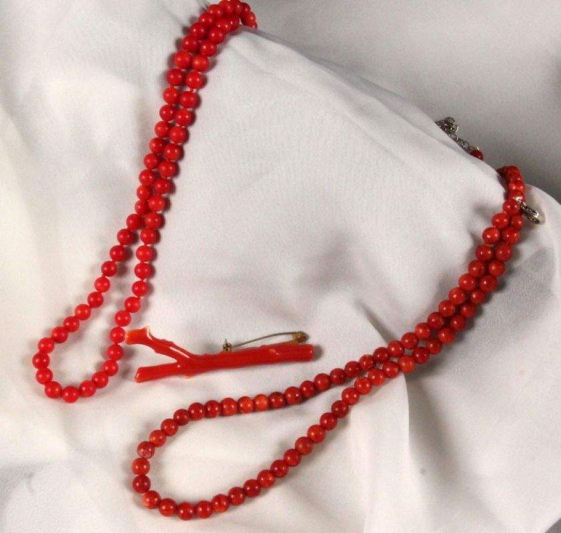 2 KORALLENKETTEN UND KORALLENBROSCHEL.(Kette) je ca. 44cm. Brosche ca. 7cm2 CORAL NECKLACES AND A