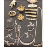 10 FILIGRANE BROSCHENund 6 Colliers. Meist SilberA LOT OF 10 FILIGREE BROOCHESand 6 necklaces,