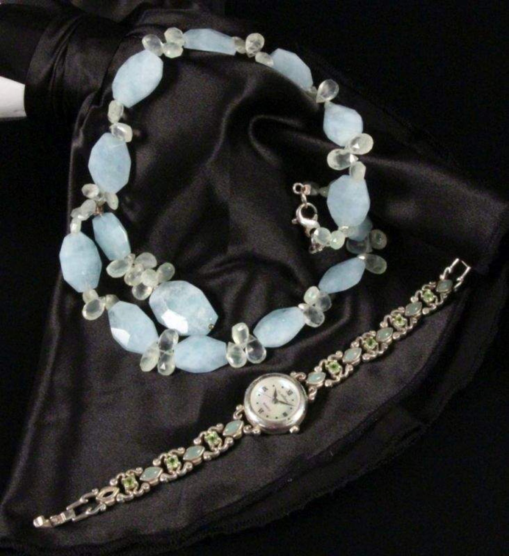 COLLIER MIT AQUAMARIN UND DEMANTOIDL.40cm. Dazu Damenarmbanduhr mit Peridot und JadeA NECKLACE