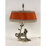 TISCHLAMPEmit versilberter Pferdefigur aus Metall und Stoffschirm. H. ca. 54cmA TABLE LAMPwith