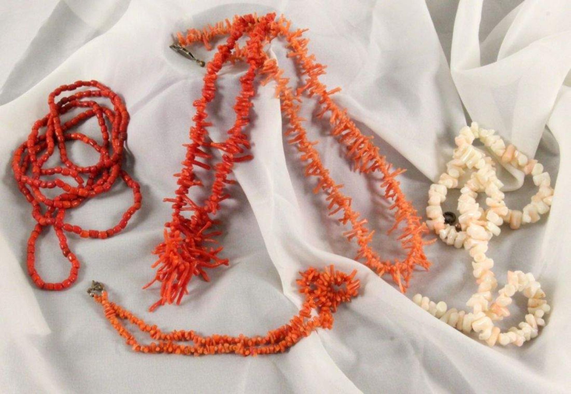 LOT VON 5 KORALLENHALSKETTENA LOT OF 5 CORAL NECKLACES