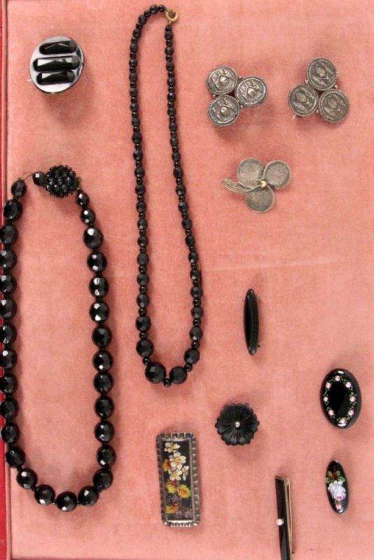 9 TEILE TRAUERSCHMUCKund 3 MünzbroschenA LOT OF 9 MOURNING JEWELLERY ITEMSand 3 coin brooches.