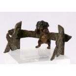 WIENER BRONZEum 1900 Kleiner Hund am Holzzaun. Bemalt. L.9cm, H.4,5cmA VIENNA BRONZEca. 1900 Small