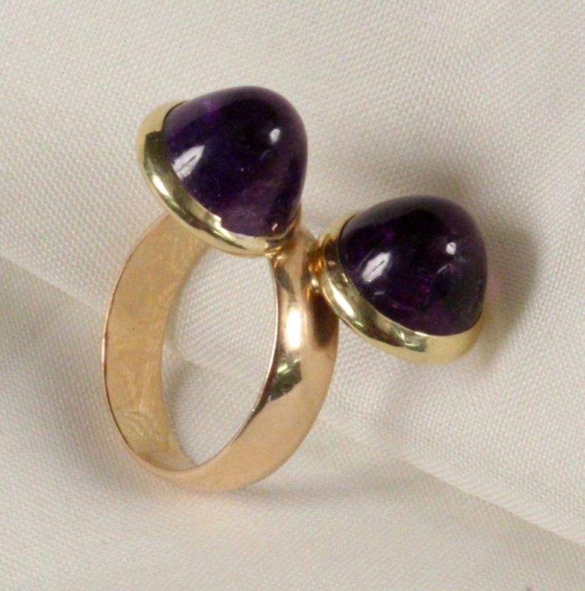 GOLDRINGEhering aus 585/000 Gelbgold mit zwei in Gold gefassten Amethysten. Ca. 17,5mm, 6,81gA