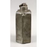 ZINNFLASCHE MIT SCHRAUBDECKEL18.Jh. Sechskantform. H.26cm, AltersschädenA PEWTER BOTTLE WITH SCREW-