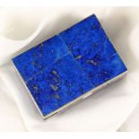 DECKELDOSEMetall, allseitig mit Lapislazuli belegt. 2,5x6,2x4,5cm. Risse in den LapisplattenA BOX