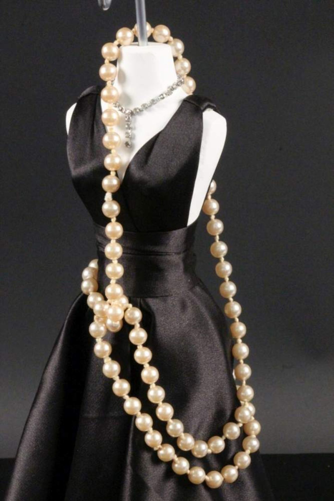 ENDLOS PERLENKETTESalzwasser Zuchtperlen, D. ca. 7mm, L.70cmAN ENDLESS PEARL NECKLACECultured pearls