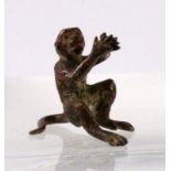 WIENER BRONZEum 1900 Affe. Bemalt. H.1,5cmA VIENNA BRONZEca. 1900 Monkey, painted, 1.5cm high.