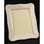 ELFENBEIN TISCHRAHMENLichte Weite: 24x17,5cmAN IVORY FRAMEInside width: 24x17.5cm.