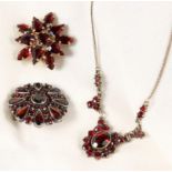 GRANATCOLLIER UND GRANATBROSCHEmit 925/000 Silberfassung. Dazu Brosche mit MetallfassungA GARNET