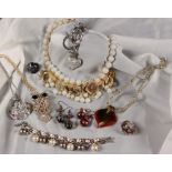 KONVOLUT 10 TEILE GLAS- undSTATEMENTSCHMUCKA LOT OF 10 GLASS AND STATEMENT JEWELLERY ITEMS