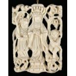 ELFENBEINANHÄNGERmit figürlicher Schnitzerei. 5,5x3,8cmAN IVORY PENDANTwith figural carving, 5.5x3.