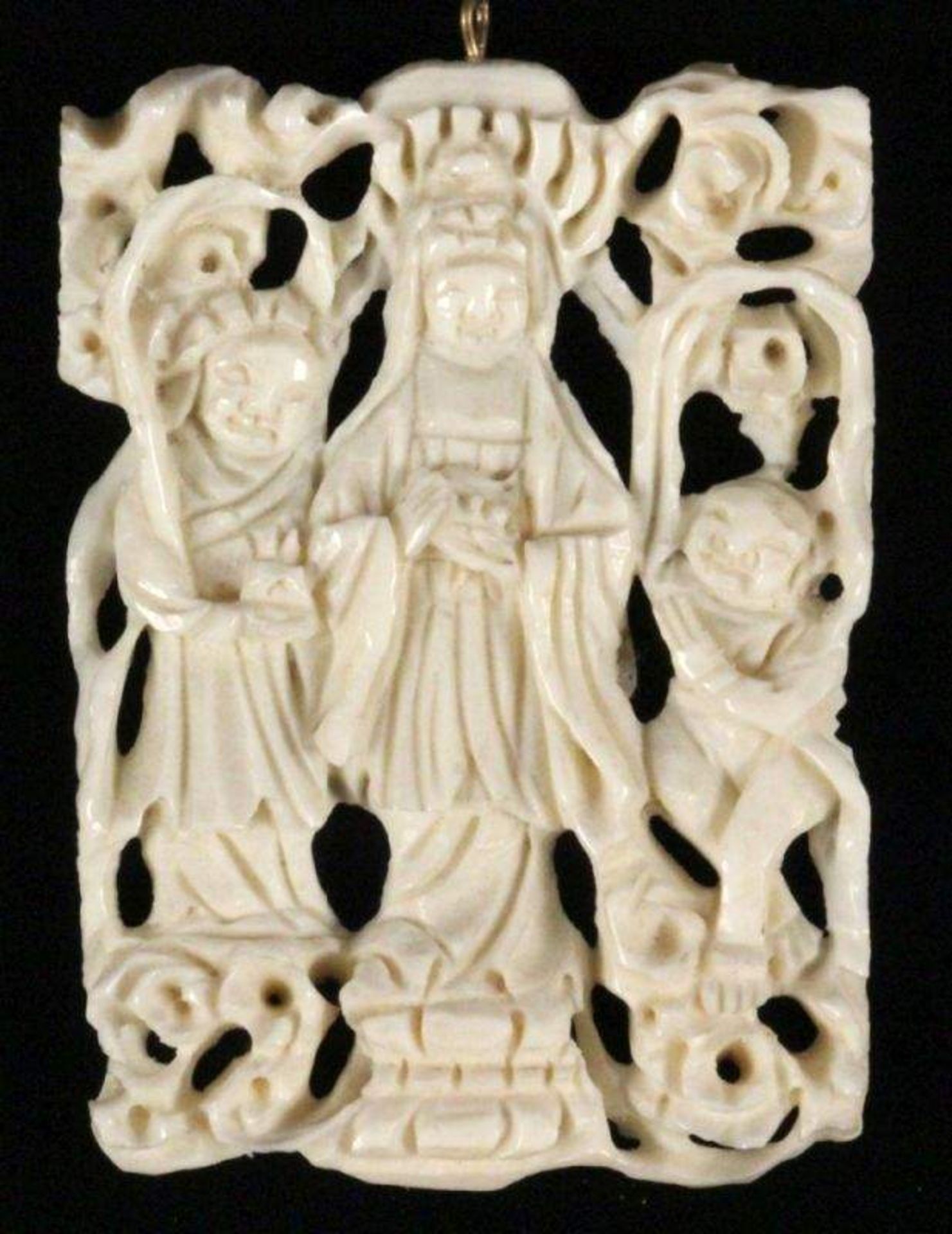 ELFENBEINANHÄNGERmit figürlicher Schnitzerei. 5,5x3,8cmAN IVORY PENDANTwith figural carving, 5.5x3.