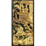 CHINESISCHE RELIEFSCHNITZEREIFigürlich geschnitztes und vergoldetes Holzrelief. 43x19cmA CHINESE