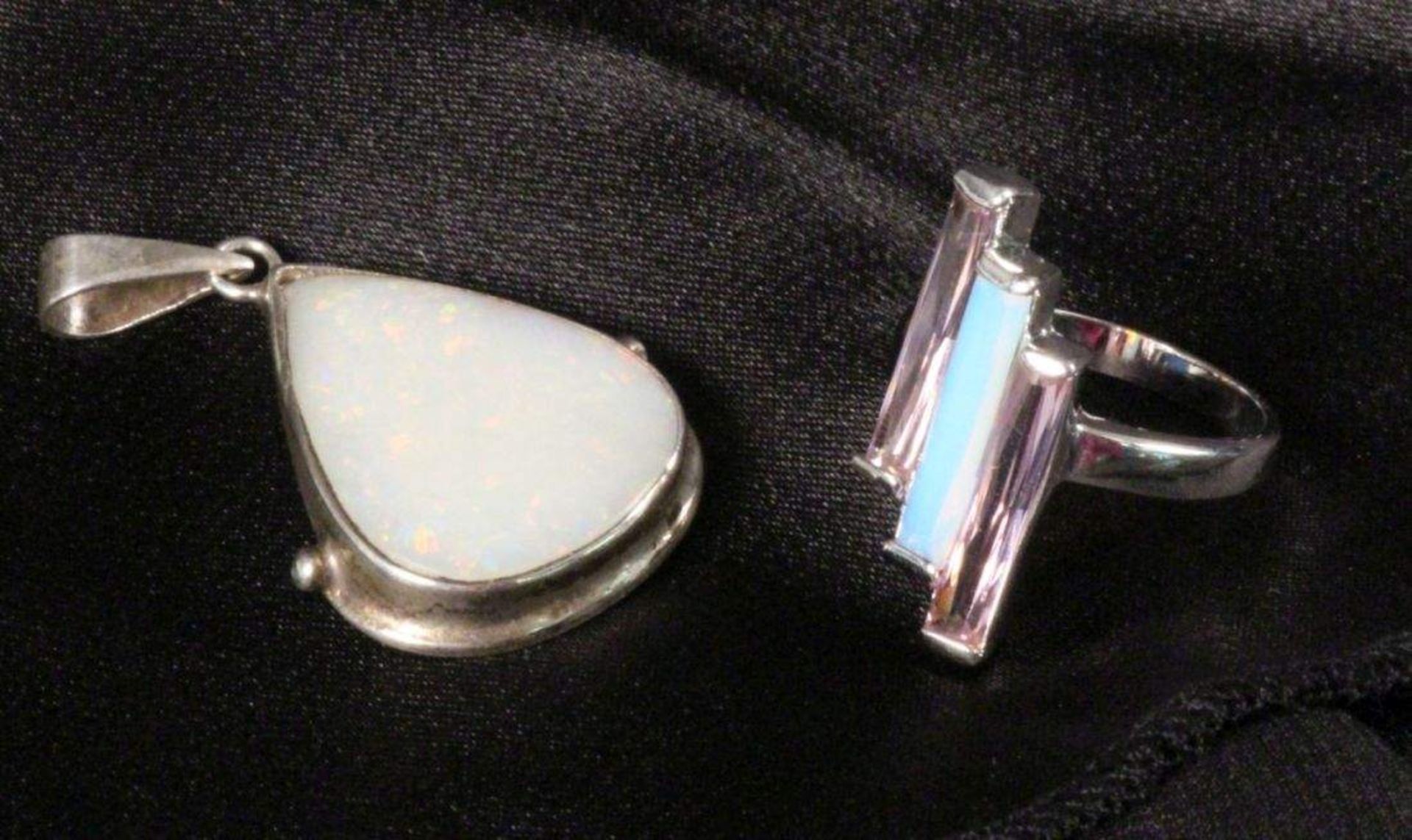 ANHÄNGER UND RINGSilber mit Opalen. Ringgröße 17A PENDANT AND A RINGSilver with opals, ring size