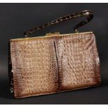 KROKOLEDER DAMENHANDTASCHEmit vergoldetem Metallbügel. 22x34x7,5cmA CROCODILE LEATHER HANDBAGwith