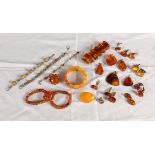 LOT VON 20 TEILEN BERNSTEINSCHMUCK A LOT OF 20 AMBER JEWELLERY ITEMS