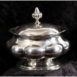 ZUCKERDOSEDeutsch um 1900 Silber 800. Oval mit Buckeldekor und Scharnierdeckel. Gest. H.13cm, L.