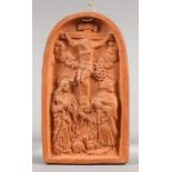 TONRELIEF MIT KREUZIGUNGSSZENE17x9,5cm A CLAY RELIEF WITH CRUCIFIXION SCENE17x9.5cm