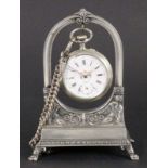 TASCHENUHR MIT KETTE UND UHRENSTÄNDERum 1900 Uhr mit Nickelgehäuse, vergoldetes Ankerwerk und