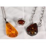 3 TEILE BERNSTEINSCHMUCKCollier, Anhänger, Brosche 3 AMBER JEWELLERY ITEMSNecklace, pendant, brooch