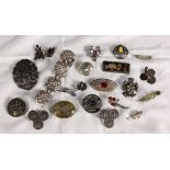 LOT VON 20 TEILEN TRACHTENSCHMUCK A LOT OF 20 COSTUME JEWELLERY ITEMS