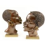 PAAR BUCHSTÜTZENmit afrikanischem Paar im Relief. Bronze, patiniert. H.27cm A PAIR OF BOOKENDSwith