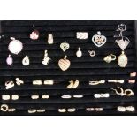 LOT VON 20 ANHÄNGERN UND CREOLENMeist Silber, teils mit Edelsteinen A LOT OF 20 PENDANTS AND