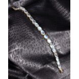 ARMBANDSilber vergoldet mit 19 Mondstein-Cabochons. L.18cm A BRACELETGilt Silver with 19 moonstone