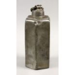 ZINNFLASCHE MIT SCHRAUBDECKEL18.Jh. Sechskantform. H.26cm, Altersschäden A PEWTER BOTTLE WITH