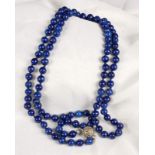 LAPISLAZULI HALSKETTEmit 585/000 Goldschließe. L.86cm A LAPIS LAZULI NECKLACEwith 585/000 gold