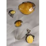 4 TEILE BERNSTEINSCHMUCKBrosche, Anhänger und 2 Ringe 4 AMBER JEWELLERY ITEMSBrooch, pendant and 2