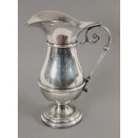 SCHENKKANNEVersilbertes Metall. H.25,5cm A JUGSilver-plated metal, 25.5cm high.