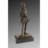 EDGAR DEGAS"La Petite Danseuse de quatorze ans" (Originaltitel), Bronze auf Marmorsockel. H.35,5/