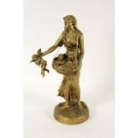 DIE AMORETTENVERKÄUFERINVergoldete Bronze einer jungen Frau, die aus einem Korb kleine