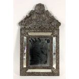 WANDSPIEGEL 19.Jh. Messingrelief auf Holzrahmen. Geschliffenes Spiegelglas. Mit Bekrönung. 60x32,5cm