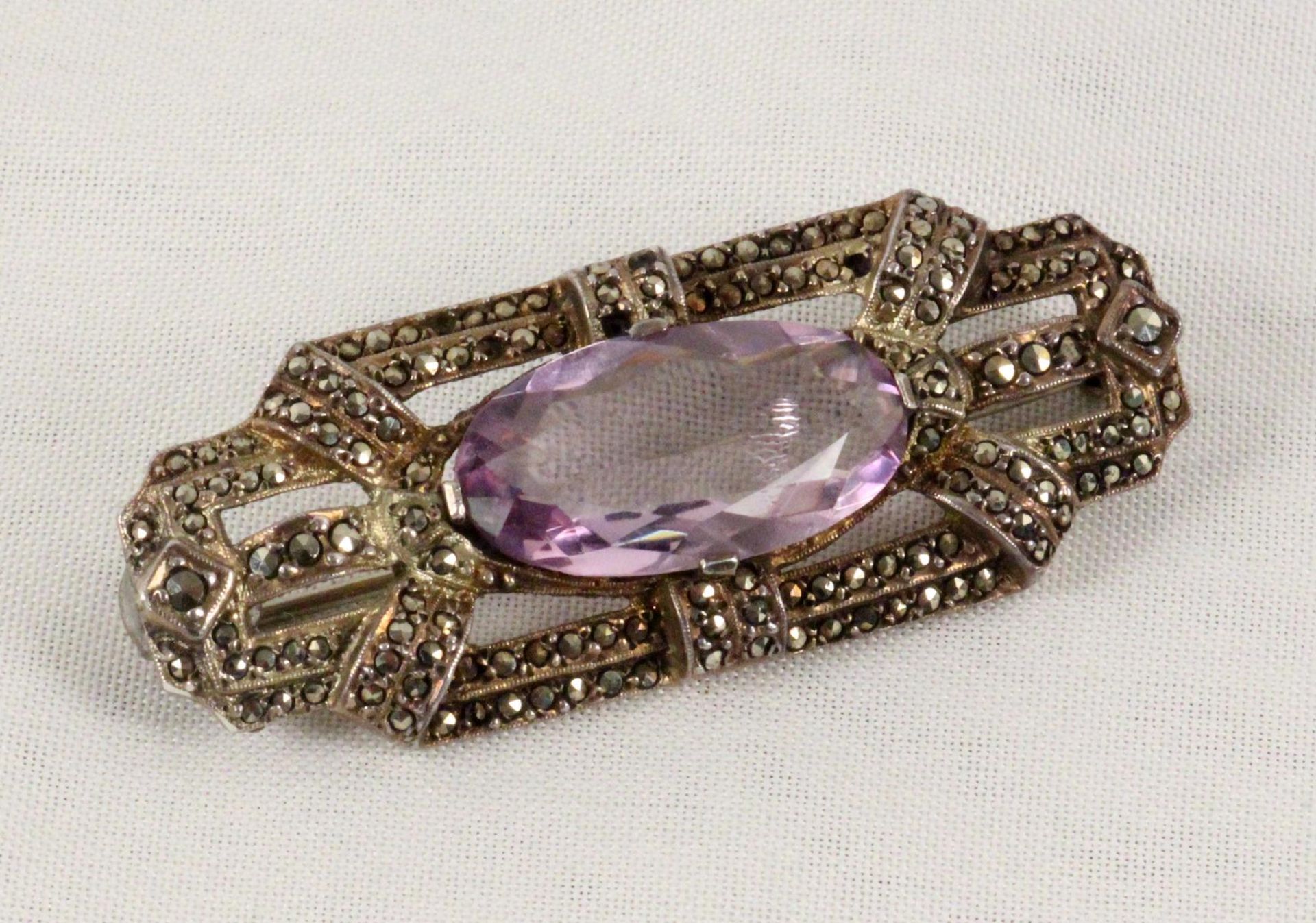 ART DECO BROSCHE Silber vergoldet mit Markasiten und Amethys. L.4,5cm AN ART DECO BROOCH Gilt silver