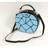 AUSGEFALLENE DESIGNER DAMENHANDTASCHE Hellblaues Kunstleder, Rundform mit Tragegurt. 23x24x10cm A