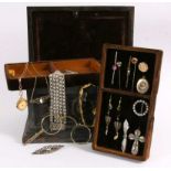 16 TEILE ALTER SCHMUCK UND LORGNON Um 1900 - 1930. Metall, teils vergoldet. 16 OLD JEWELLERY ITEMS