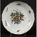 ZIERSCHALE Meissen um 1900 Rundform mit gewelltem Rand. Farbig bemalt mit Blumen und Insekten