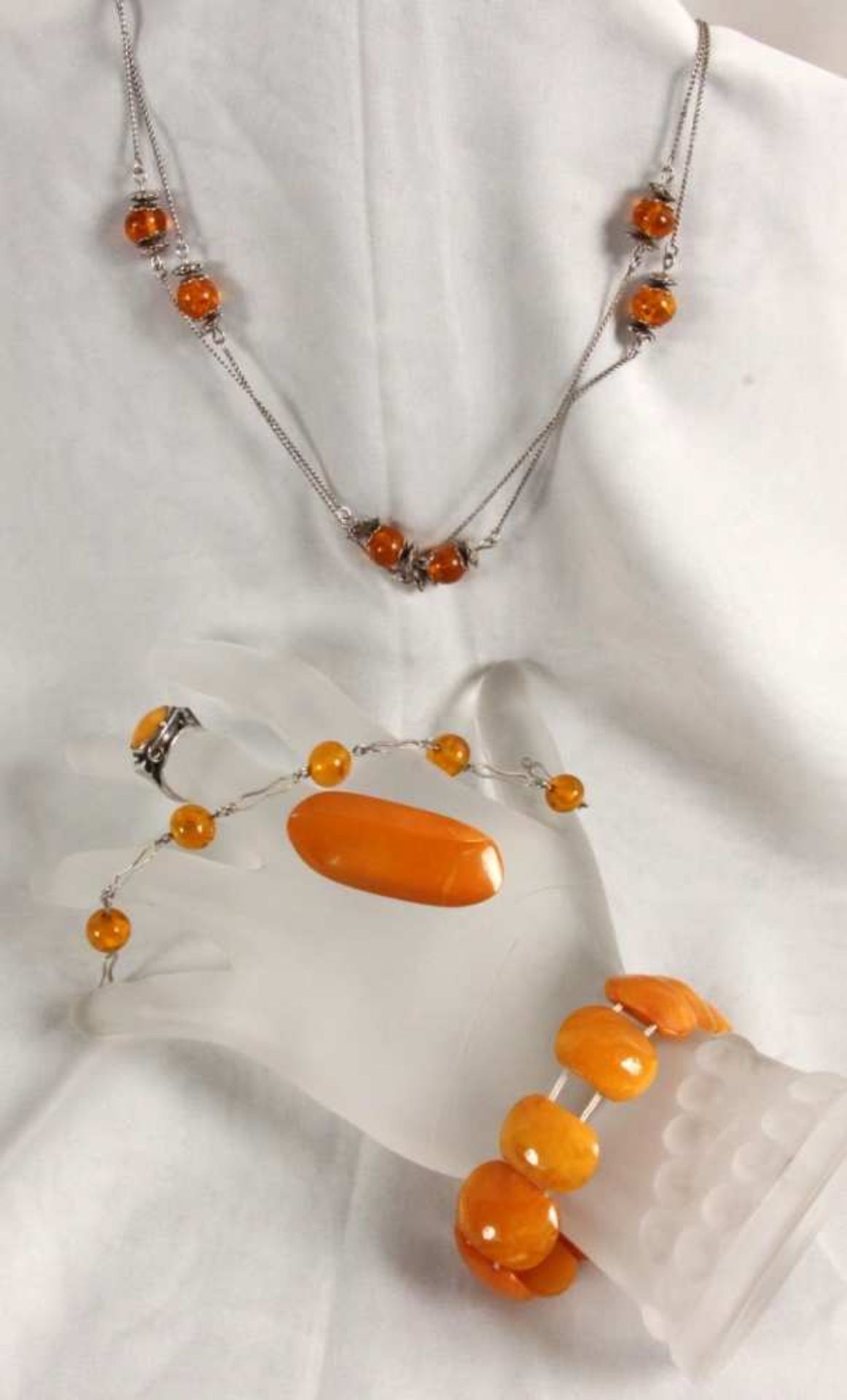 5 TEILE BERNSTEINSCHMUCK 2 ARMBÄNDER, Brosche, Collier und Ring. Brutto ca. 55g 5 AMBER JEWELLERY