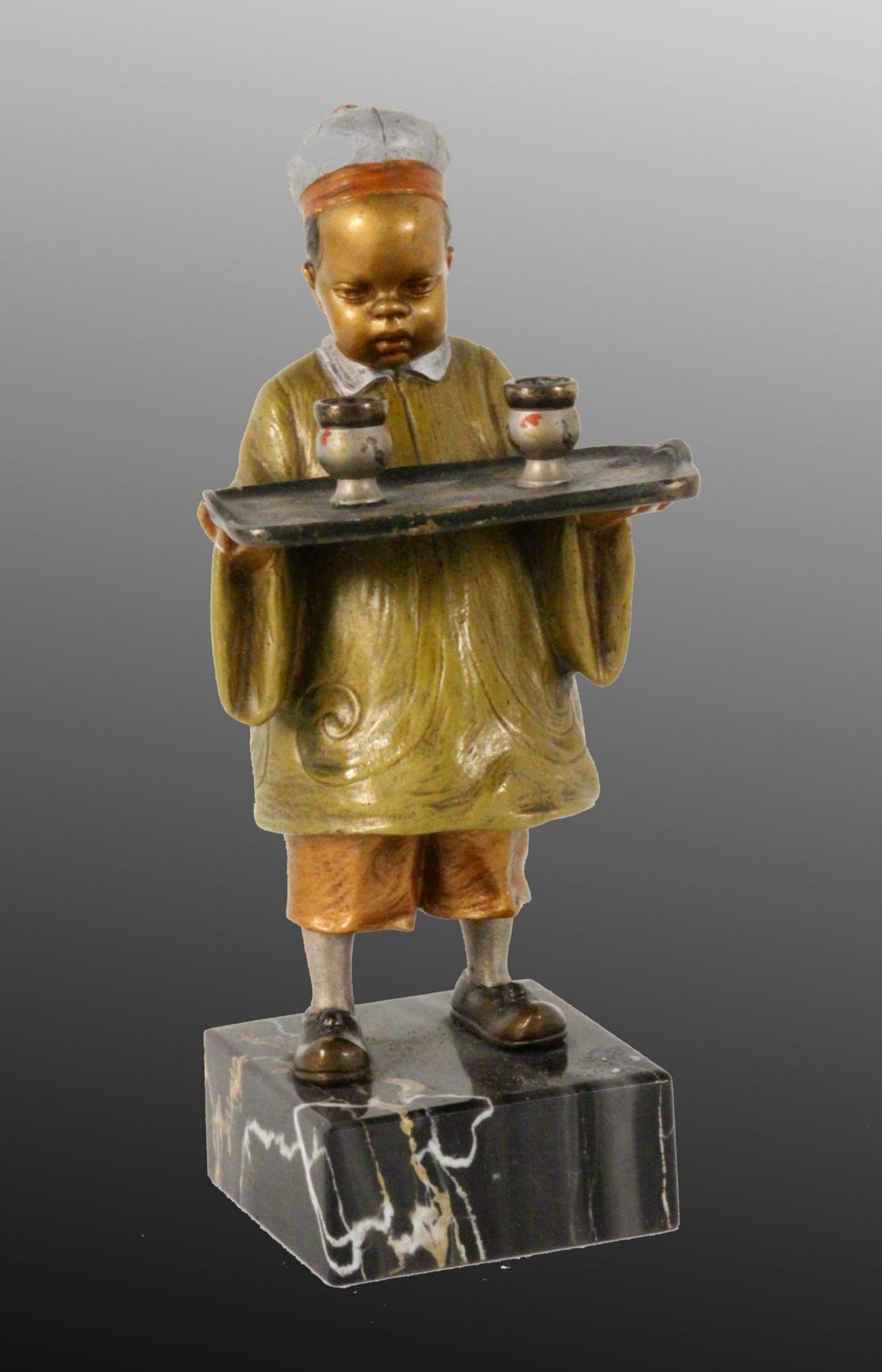 CHINESISCHER JUNGE MIT TABLETTT Wiener Bronze um 1900 Auf Marmorsockel, bemalte Bronze. H.13/15,