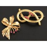 ZWEI GOLDENE BROSCHEN 750/000 Gelbgold mit Rubinen. Brutto ca. 15,75g TWO GOLD BROOCHES 750/000