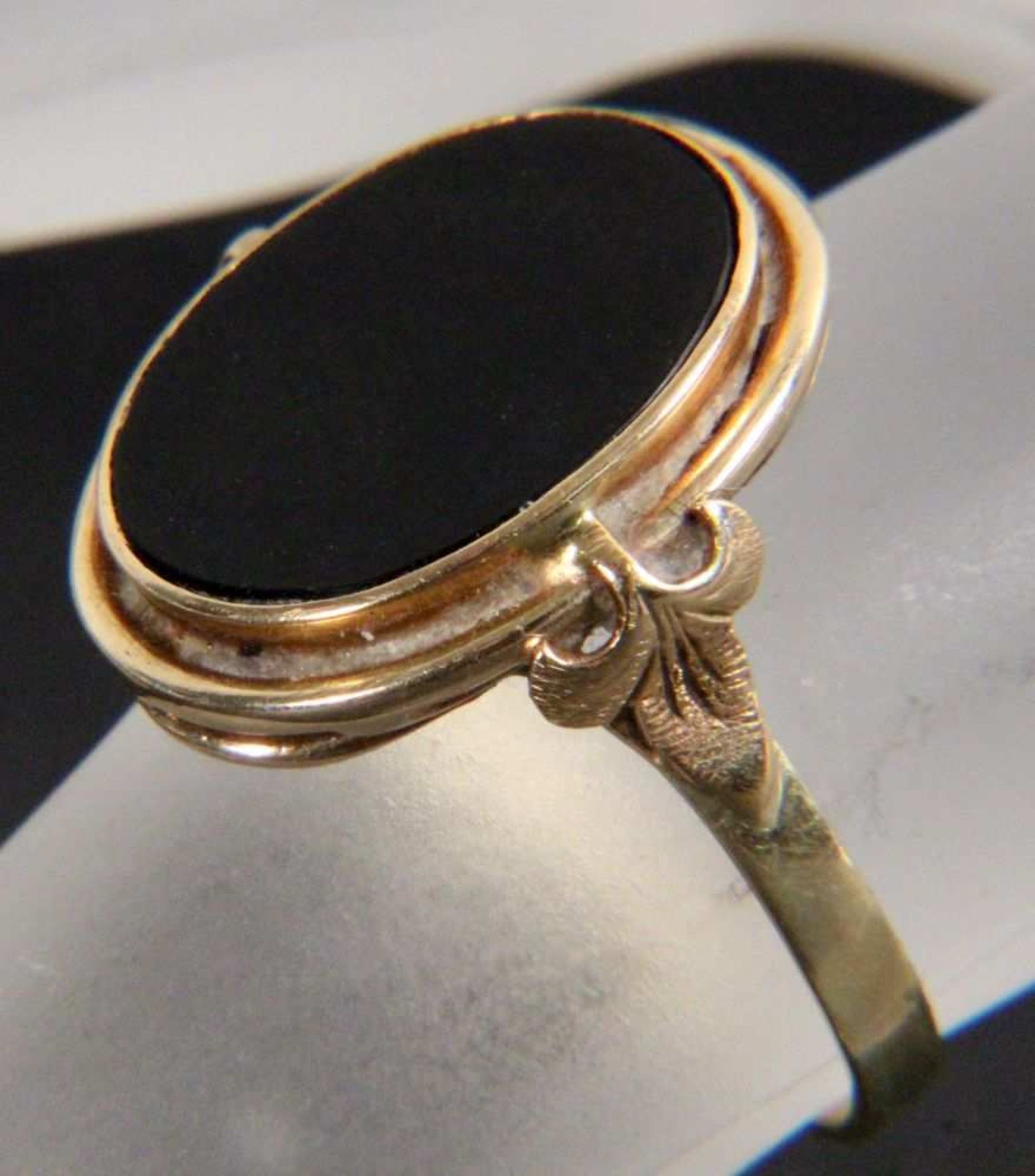 SIEGELRING 585/000 Gelbgold mit neutraler Onyxplatte. Ringgr. 54, brutto ca. 4,05g A SEAL RING 585/