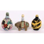 LOT VON 3 SNUFFBOTTLES China Porzellan mit farbiger Bemalung. H.5,5-7cm A LOT OF 3 SNUFF BOTTLES